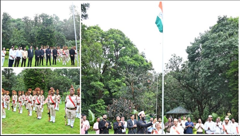 जशपुर : स्वतंत्रता दिवस पर कलेक्टर रोहित व्यास ने कलेक्ट्रेट निवास में किया ध्वजारोहण