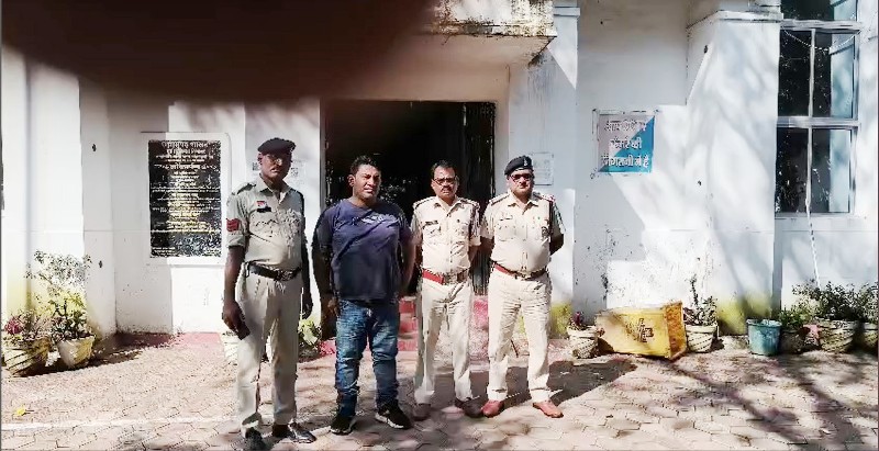 रायगढ़ पुलिस की बड़ी सफलता : दिल्ली से पकड़ा गया ठगी मामलों का शातिर वारंटी, दिल्ली से रायगढ़ लाया गया फरार वारंटी लक्ष्मेश्वर ठाकुर, 10 मामलों में कोर्ट ने भेजा जेल.