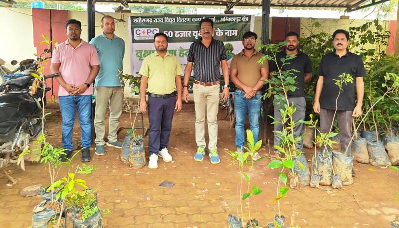 एक पेड़ मां के नाम : जशपुर विद्यूत विभाग ने अपने क्षेत्र के सभी विघुत वितरण केन्द्र में 350 पौधे लगाए.