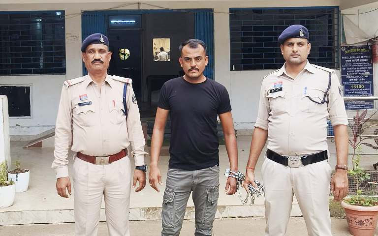 गांजा सप्लाई की ट्रैवल एजेंसी से कनेक्शन! रायपुर निवासी चंदन सिंह भाटापारा में पकड़ा गया, विशाखापट्टनम एक्सप्रेस से चल रही थी उड़ीसा से गांजा तस्करी, पुलिस ने पूरे नेटवर्क को किया ध्वस्त