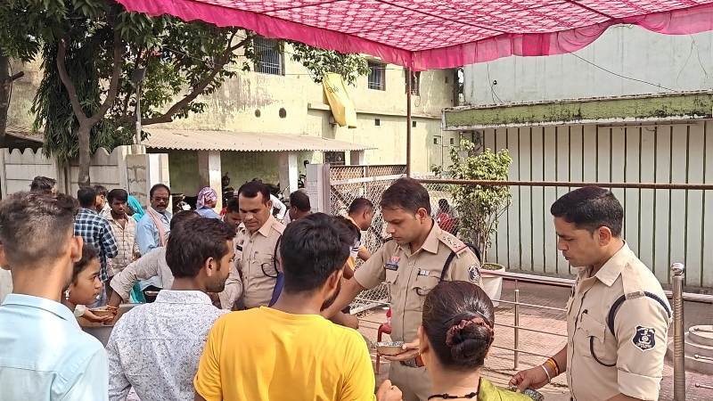 सावन के अंतिम सोमवार पर श्रद्धालुओं की सेवा में जुटी कोतरारोड़ पुलिस, प्रसाद वितरण से जीता जनमानस का दिल, बाबाधाम मंदिर पहुंचे शिवभक्तों के बीच कोतरारोड़ पुलिस ने किया प्रसाद वितरण, मानवता और भक्ति का मिला संदेश.