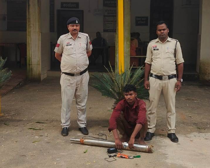 झिलमिली पुलिस की तत्परता : फार्म हाउस से सबमर्सिबल पम्प चोरी करने वाला चढ़ा पुलिस के हत्थे, झिलमिली पुलिस ने 30 हजार का सामान किया बरामद, चोरी का सबमर्सिबल पम्प, पेचकस व स्प्रे मशीन बरामद, आरोपी गिरफ्तार.