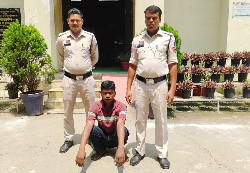 गौवंश तस्करी का फरार आरोपी वाहन चालक प्रदीप लकड़ा गिरफ्तार, 3 जून से फरार था आरोपी, मुखबिर की सूचना पर पकड़ा गया गौ तस्करी का वाहन चालक, चक्रधरनगर पुलिस ने भेजा न्यायिक रिमांड पर