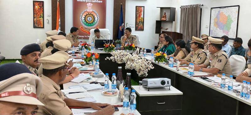 डीजीपी अरुण देव गौतम ने ली बिलासपुर पुलिस की समीक्षा बैठक : समीक्षा बैठक में डीजीपी ने की कानून व्यवस्था, बीट सिस्टम, ई-साक्ष्य व सामुदायिक पुलिसिंग की गहन समीक्षा, बेहतर पुलिसिंग के दिए सख्त निर्देश.