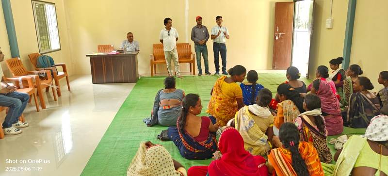 जशपुर: जिला पंचायत सीईओ ने कुटमा में स्व सहायता समूह की महिलाओं से की बातचीत, निर्माण कार्य की प्रगति की समीक्षा