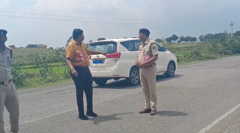 सूरजपुर एसएसपी प्रशांत ठाकुर का सड़क सुरक्षा पर विशेष फोकस: भटगांव-बनारस मार्ग के ब्लैक स्पॉट्स का लिया जायजा, दिए सुरक्षा इंतज़ामों के निर्देश