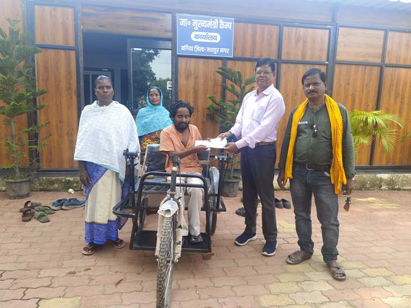 सिकलसेल पीड़ित राजकुमार को मुख्यमंत्री विष्णुदेव साय की संवेदनशील पहल से मिली ट्राई सायकल और आर्थिक सहायता, जीवन में लौटी मुस्कान और उम्मीद