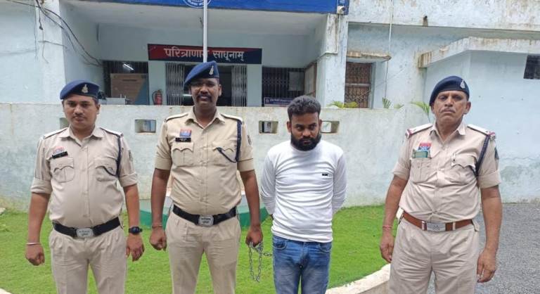 पत्नी की हत्या का प्रयास! लोहे की पाइप से सिर पर वार कर गंभीर रूप से घायल करने वाले पति को पुलिस ने किया गिरफ्तार