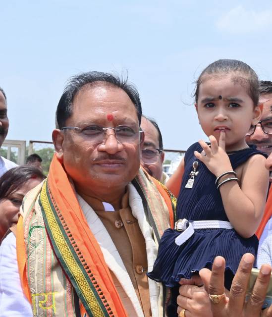 नन्ही सृष्टि को गोद में उठाकर मुख्यमंत्री विष्णु देव साय ने रच दिया अपनत्व और स्नेह का अविस्मरणीय पल