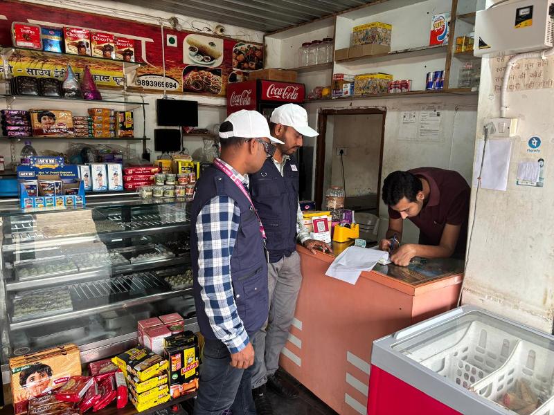 जशपुर में मिठाई दुकानों पर खाद्य विभाग की बड़ी कार्रवाई : अखबारी कागज से परोसने पर रोक, जांच के लिए भेजे 13 नमूने
