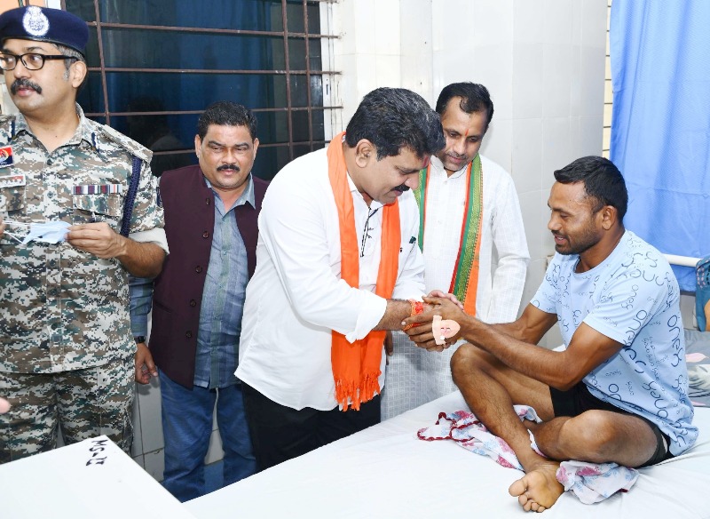 उपमुख्यमंत्री विजय शर्मा पहुंचे मेडिकल कॉलेज हॉस्पिटल, आईईडी ब्लास्ट व भालू हमले में घायल ग्रामीण जवान दोनों से की मुलाकात, बीजापुर के घायलों से मिले उपमुख्यमंत्री, डॉक्टरों को दिए बेहतर इलाज के निर्देश