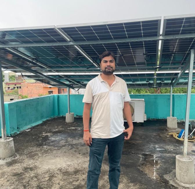 दुबे जी के घर की छत पर सौर ऊर्जा से चलने वाला पावर प्लांट, घर का बिजली बिल हुआ शून्य, सरकार को भी कर रहे हैं बिजली की आपूर्ति