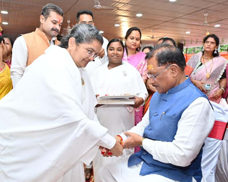 रक्षाबंधन पर मुख्यमंत्री विष्णु देव साय को ब्रह्मकुमारी बहनों ने बाँधी राखी, दी दीर्घायु की शुभकामनाएँ