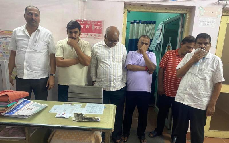 रायपुर पुलिस की बड़ी कार्रवाई : रायपुर में जुए पर पुलिस का शिकंजा, आधा दर्जन आरोपी रंगे हाथ पकड़े गए होटल के पास जुआ खेलते छः जुआरी गिरफ्तार, ₹31,270 नकद बरामद.