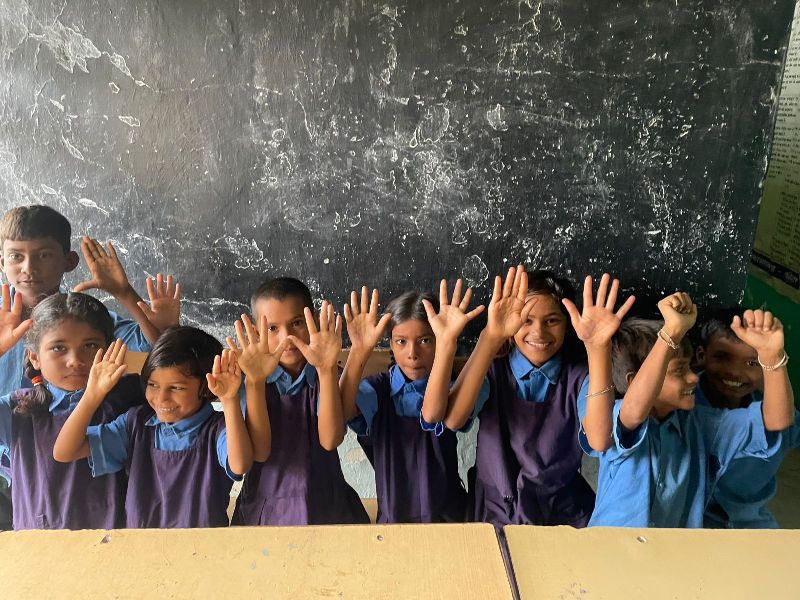 एक निर्णय जिसने बदल दी गाँव की तकदीर: खरगा की मासूम मुस्कान में छुपी है शिक्षा क्रांति की कहानी