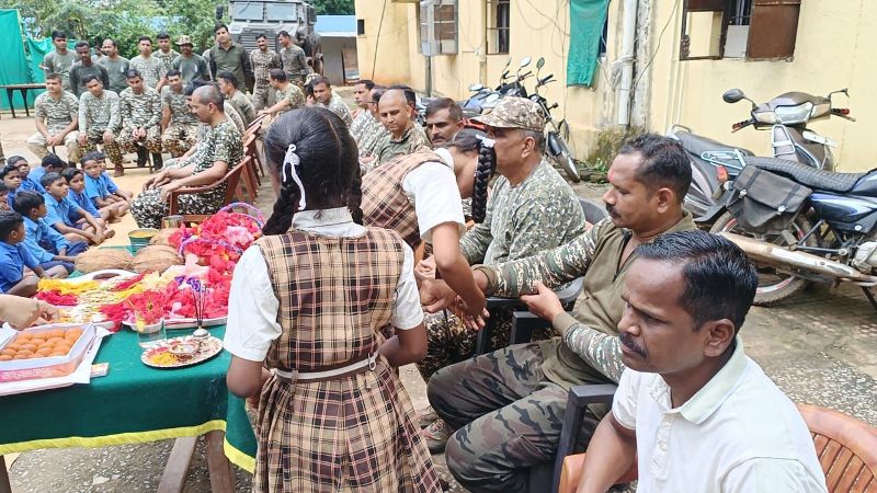 अबूझमाड़ में अनोखा रक्षाबंधन उत्सव : छात्राओं ने ITBP जवानों को राखी बांधकर बढ़ाया हौसला, रक्षाबंधन पर नारायणपुर की छात्राओं ने नक्सल प्रभावित क्षेत्र में सुरक्षा बलों को बांधी राखी, किया सम्मान.