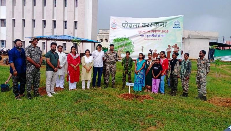 पोदला उरस्कना कार्यक्रम : नारायणपुर में विश्व आदिवासी दिवस पर “एक पेड़ शहीदों के नाम” वृक्षारोपण, शांति नगर में शहीदों की स्मृति में पौधारोपण, पर्यावरण संरक्षण का संकल्प, शहीदों को दी हरियाली से श्रद्धांजलि.