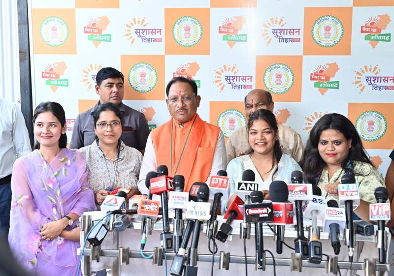 पत्रकार बहनों ने मुख्यमंत्री की कलाई पर बांधी राखी : जनसेवा के मार्ग पर अटूट संकल्प और प्रगति की दी शुभकामनाएं