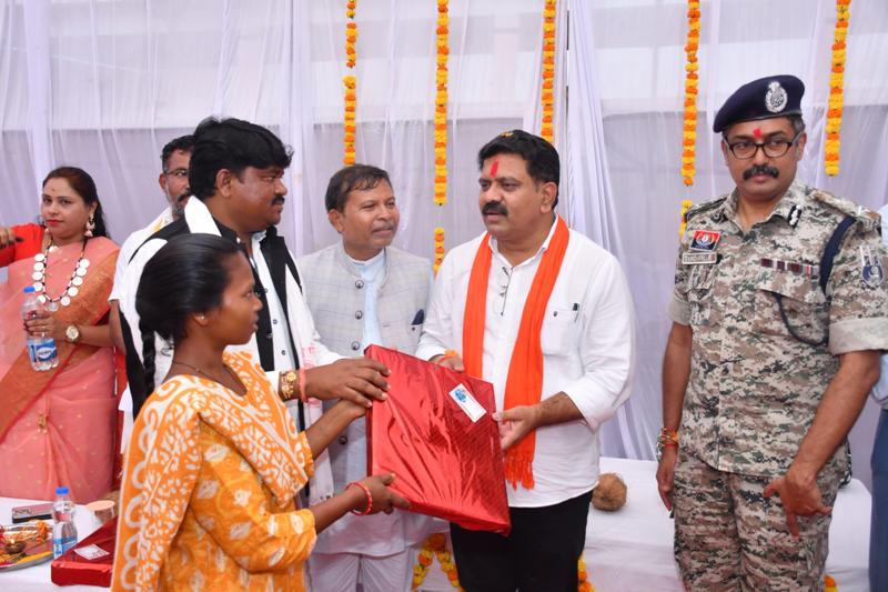 सुकमा में उपमुख्यमंत्री का अनोखा रक्षाबंधन : माओवादी बहनों संग भाईचारे की नई मिसाल, उपमुख्यमंत्री विजय शर्मा ने आत्मसमर्पित नक्सली बहनों से राखी बंधवाकर दिया शांति और भाईचारे का संदेश.