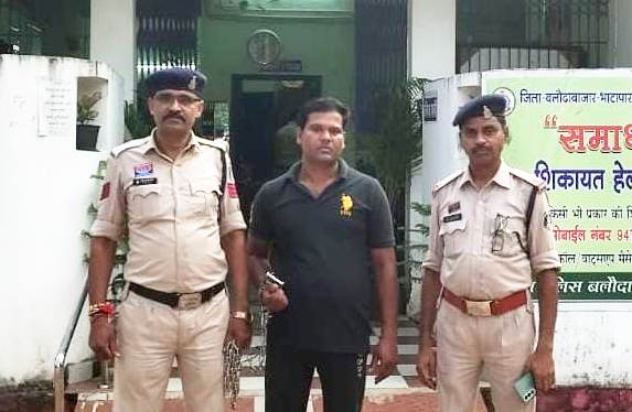 दीवार में बड़ा होल, रातों-रात चोरी का खेल — CCTV में कैद हुए दो नाबालिग चोर और साथी, पुलिस ने 2 घंटे में किया पर्दाफाश