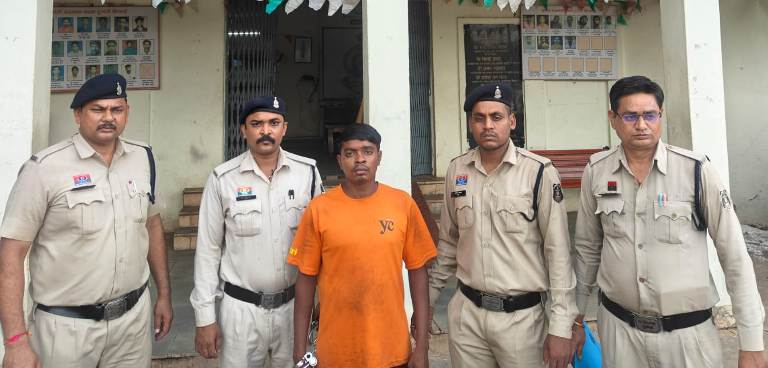 खून से सनी रात – छोटे भाई ने टंगिया से किया बड़े भाई का गला रेतकर कत्ल, पुलिस ने घंटों में किया गिरफ्तार