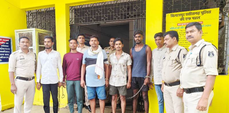 आधी रात में खून की होली: पुराने विवाद में गैंग का हमला, सीने-पेट में चाकू घोंपकर की प्राणघातक वारदात –पुलिस ने घंटों में दबोचे 6 आरोपी और 3 नाबालिग