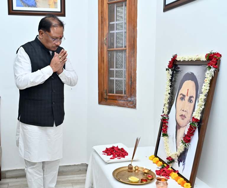 मुख्यमंत्री विष्णुदेव साय ने छत्तीसगढ़ की पहली महिला सांसद मिनीमाता  की पुण्यतिथि पर उनके अविस्मरणीय योगदान को किया नमन