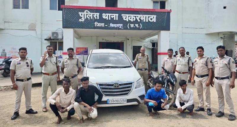 चकरभाठा पुलिस की त्वरित कार्रवाई : बिलासपुर में लूट की दो वारदातें सुलझीं, पुलिस ने इनोवा, बाइक और नकदी बरामद की, लूटपाट के दो मामलों में चार आरोपी चंद घंटों में गिरफ्तार कर भेजे न्यायिक रिमांड पर.