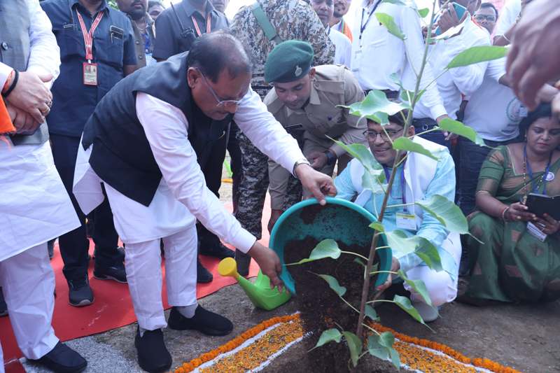 सारंगढ़ में ‘एक पेड़ मां के नाम’ अभियान: मुख्यमंत्री विष्णु देव साय ने मां के सम्मान में किया वृक्षारोपण