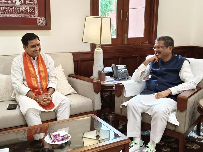 केंद्रीय आवासन एवं शहरी कार्य राज्य मंत्री तोखन साहू ने केंद्रीय शिक्षा मंत्री धर्मेंद्र प्रधान से की महत्वपूर्ण मुलाकात, छत्तीसगढ़ की शिक्षा व विकास पर चर्चा