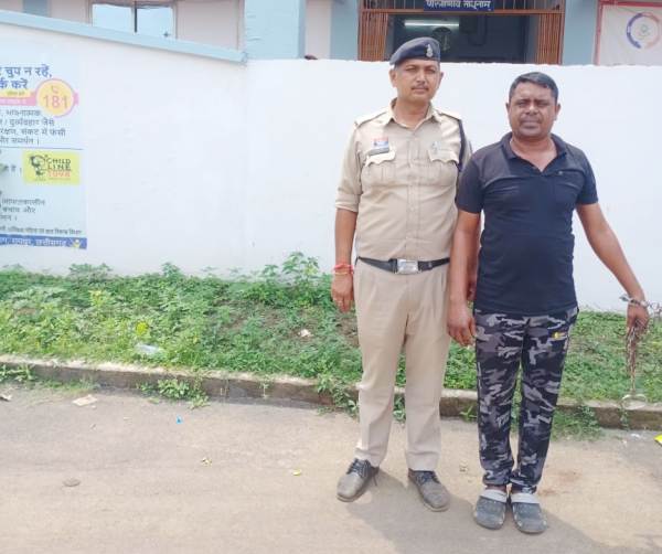 थाना खरोरा पुलिस की कार्रवाई : सार्वजनिक स्थान पर रायपुर में गांजा पीते रंगे हाथ पकड़ा गया आरोपी, पुलिस ने किया गिरफ्तार, न्यायालय में किया गया पेश.