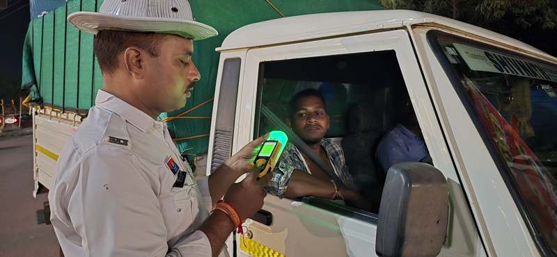 दुर्ग पुलिस का “ऑपरेशन सुरक्षा” : ड्रिंक एंड ड्राइव पर कड़ा एक्शन, सड़क सुरक्षा को बनाया प्राथमिकता, दुर्ग में विशेष जाँच अभियान में 105 वाहन चालकों पर धारा 185 के तहत कार्रवाई.