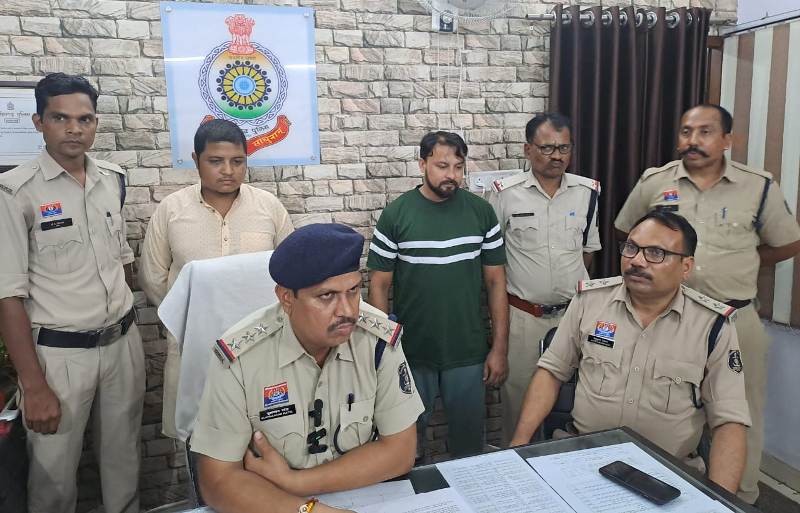 रायगढ़ पुलिस का बड़ा खुलासा : सोनिया नगर चोरी कांड के मुख्य आरोपी धीरज शर्मा को कोतवाली पुलिस ने चलते बस से दबोचा, 43 लाख का माल बरामद, आरोपी का साथी भी गिरफ्तार, दोनों आरोपियों को पुलिस ने भेजा रिमांड पर.