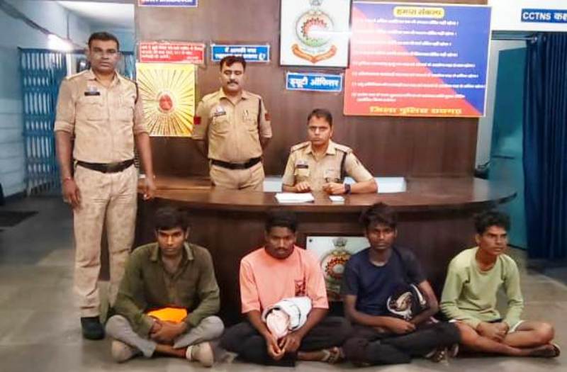 रात में राहगीरों को लूटने वाला गैंग पकड़ाया : कोतरारोड़ पुलिस ने सुनसान रास्ते पर लूट करने वाले चार बदमाशों को दबोचा, मोबाइल और बाइक बरामद, पुलिस ने की मोबाइल और मोटर साइकिल की जब्ती, भेजा न्यायिक अभिरक्षा में.