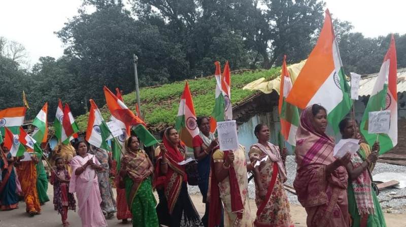 तिरंगे के साथ सफाई का संकल्प: जशपुर में आजादी और स्वच्छता का संगम, गली-गली में गूंजे देशभक्ति और जागरूकता के स्वर