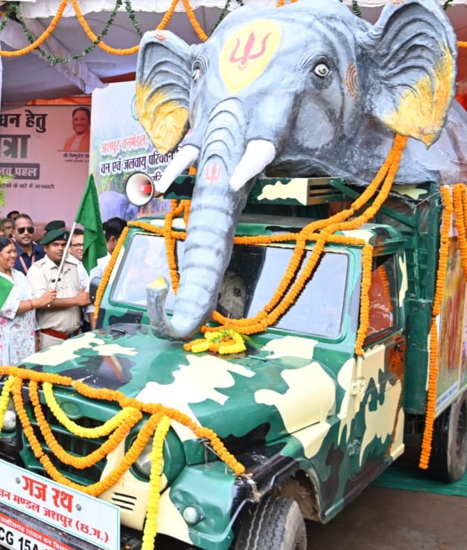 हाथी-मानव द्वंद रोकने की अनोखी पहल: जशपुर वनमंडल की गजरथ यात्रा पहुंची हजारों छात्रों तक