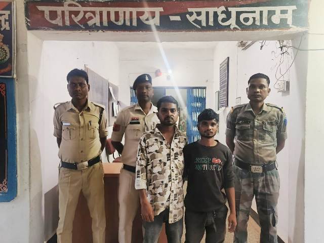 सीतापुर पुलिस की त्वरित कार्रवाई : महुआ चोरी कर मोटरसाइकिल से ले जा रहे थे आरोपी, सीतापुर पुलिस ने रंगेहाथ पकड़ा, दो आरोपी गिरफ्तार, महुआ और नगदी बरामद, गिरफ्तार कर न्यायालय के समक्ष किया गया पेश.