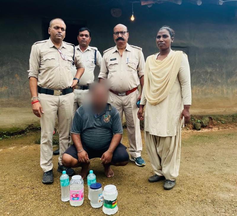 जशपुर में अवैध शराब पर कसा शिकंजा, कांसाबेल आबकारी वृत्त में छापेमारी कर 8 लीटर महुआ शराब जब्त, आरोपी संदीप तिग्गा गिरफ्तार – विभाग ने नागरिकों से मांगी गुप्त सूचना