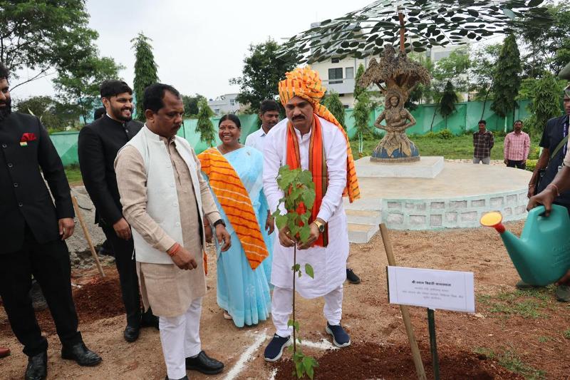 जशपुर : स्वास्थ्य मंत्री श्याम बिहारी जायसवाल ने सर्किट हाउस में किया सिंदूरी के पौधे का रोपण