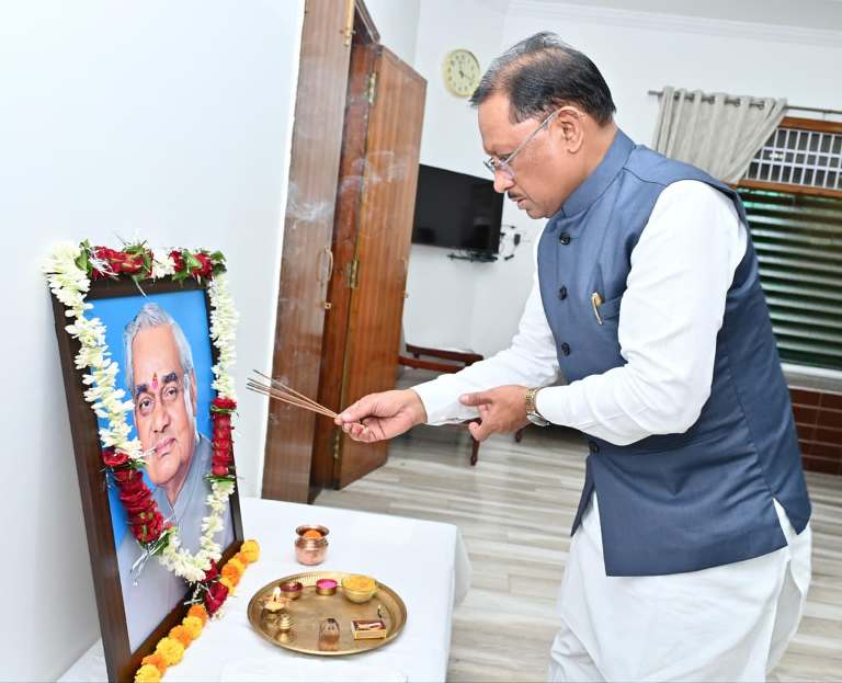 मुख्यमंत्री विष्णु देव साय ने श्री अटल बिहारी वाजपेयी की पुण्यतिथि पर उन्हें किया नमन, कहा- छत्तीसगढ़ राज्य निर्माता के रूप में सदैव रहेंगे स्मरणीय