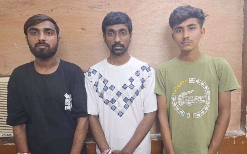 रायपुर पुलिस की बड़ी कार्रवाई : तेलीबांधा थाना क्षेत्र में नशे का नेटवर्क ध्वस्त, रायपुर पुलिस ने हेरोइन (चिट्टा) सहित पकड़े तीन तस्कर, जप्त सामान की कीमत 1.20 लाख रुपये, नारकोटिक्स एक्ट में हुई कार्यवाही.