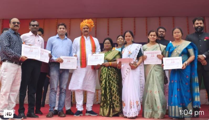 स्वतंत्रता दिवस पर जशपुर जिले के उत्कृष्ट शिक्षकों और विद्यार्थियों को मिला गौरवपूर्ण सम्मान : शिक्षा और समाजसेवा में उत्कृष्ट योगदान देने वाले शिक्षकों को स्वास्थ्य मंत्री श्याम बिहारी जयसवाल ने जशपुर में किया सम्मानित.