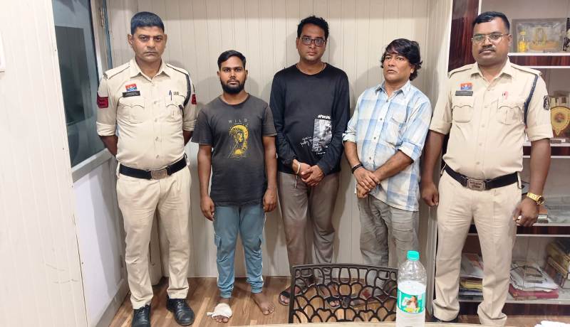 रायगढ़ : अधिकारी बनकर गुंडागर्दी, आंगनवाड़ी भवन पर बुलडोजर चलाने पहुंचे तीन युवक गिरफ्तार, पुलिस ने भेजा जेल,