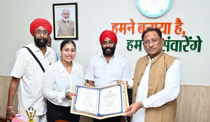 मुख्यमंत्री विष्णु देव साय से राष्ट्रपति सम्मान से सम्मानित देवाशीष और मनतृप्त कौर ने की सौजन्य मुलाकात