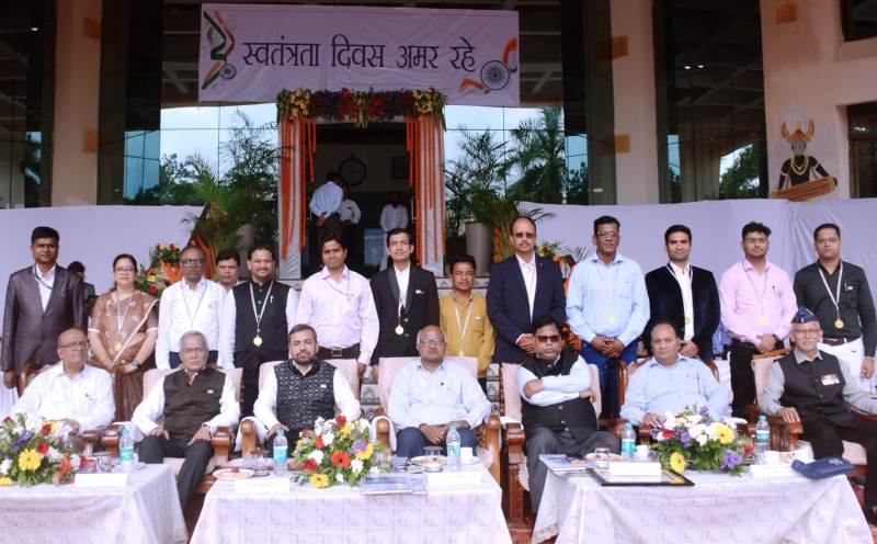 रायपुर : उत्कृष्ट कार्य के लिए पॉवर कंपनियों के 13 कर्मचारियों को मिला राज्य स्तरीय पुरस्कार, स्वतंत्रता दिवस पर छत्तीसगढ़ के 13 विद्युतकर्मी राज्य स्तर पर सम्मानित.