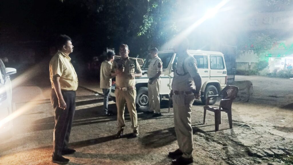 डीआईजी-एसएसपी प्रशांत कुमार ठाकुर का औचक निरीक्षण : जयनगर थाना पिकेट चेकिंग प्वाईन्ट पर दिए सख्त निर्देश, अवैध गतिविधियों पर लगेगा अंकुश, सूरजपुर डीआईजी-एसएसपी ने कहा – संदिग्धों पर रखें पैनी नजर.