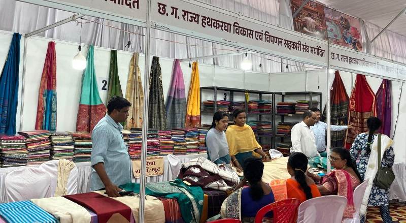 छत्तीसगढ़ ग्रामोद्योग प्रदर्शनी बीटीआई ग्राउंड शंकर नगर में धूम, कोसा-सिल्क और काटन की साड़ियों पर महिलाओं की भारी भीड़, हस्तशिल्प और सजावटी उत्पादों की बिक्री में मिल रहा उत्साहजनक प्रतिसाद