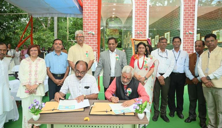 छत्तीसगढ़ की जनजातियों पर शोध और अनुसंधान की राह खुली : गुरू घासीदास केन्द्रीय विश्वविद्यालय और टी.आर.के.सी. के बीच हुआ एमओयू