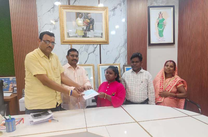 गांव की बेटी से दिल्ली के मंच तक: जशपुर की सरस्वती सोरेन की कहानी, संघर्ष से सफलता और सीएम का बड़ा ऐलान