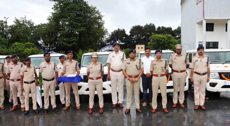 कानून व्यवस्था मजबूत करने सरगुजा पुलिस के बेड़े में शामिल हुईं दस नई गाड़ियां, मिली दस नई बोलेरो पेट्रोलिंग गाड़ियां, आईजी और एसएसपी ने हरी झंडी दिखाकर किया रवाना, अधिकारियों ने दिए निर्देश.